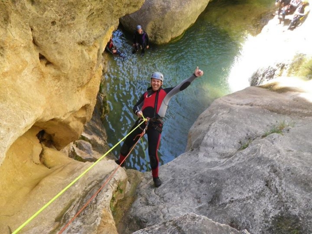 Rapelando en un barranco.jpg